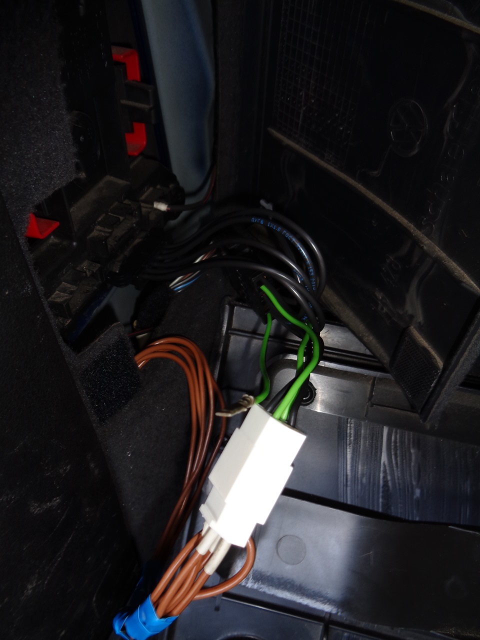 Все это дело спрячется под обшивкой — Volkswagen Bora (1G)