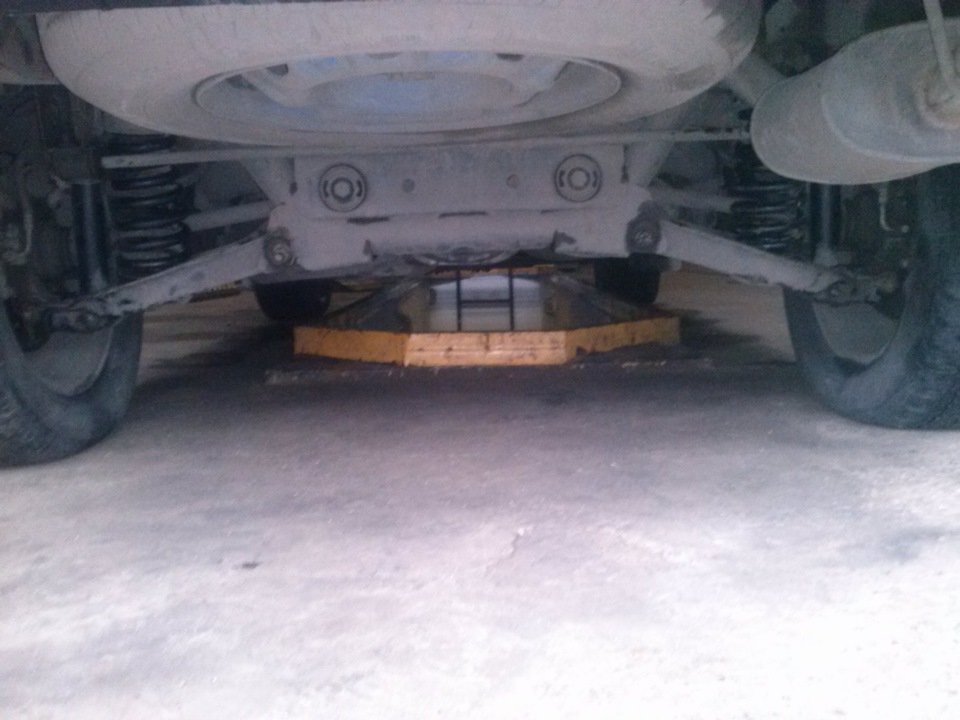 Правая сторона чуть выше, после подъема домкратом не выровнялось еще — SsangYong Rexton (2G)