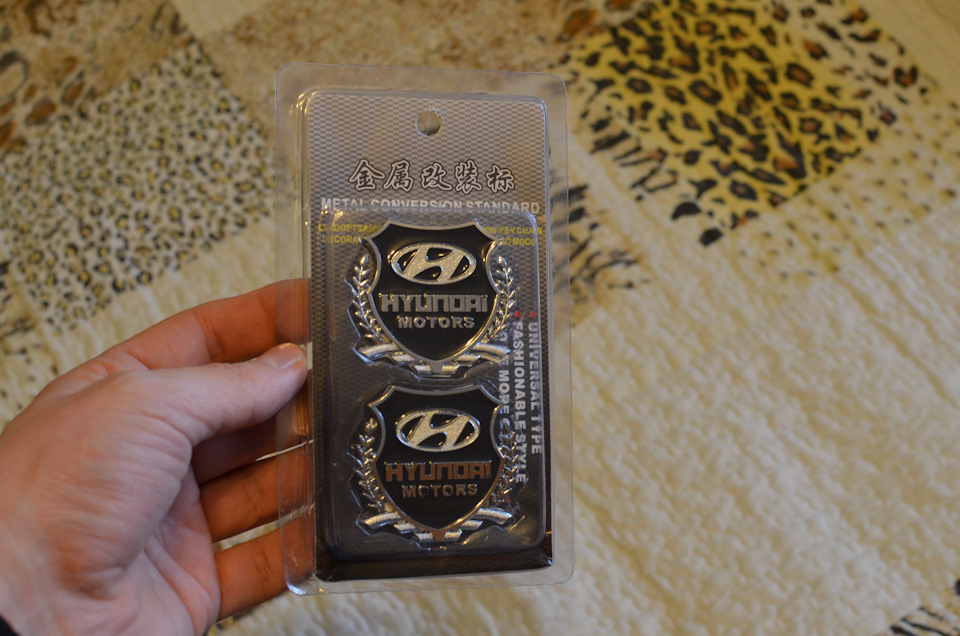 Значок с логотипом {Hyundai}. — Hyundai Tucson (TL). Запчасти на фото: UNIVERSAL