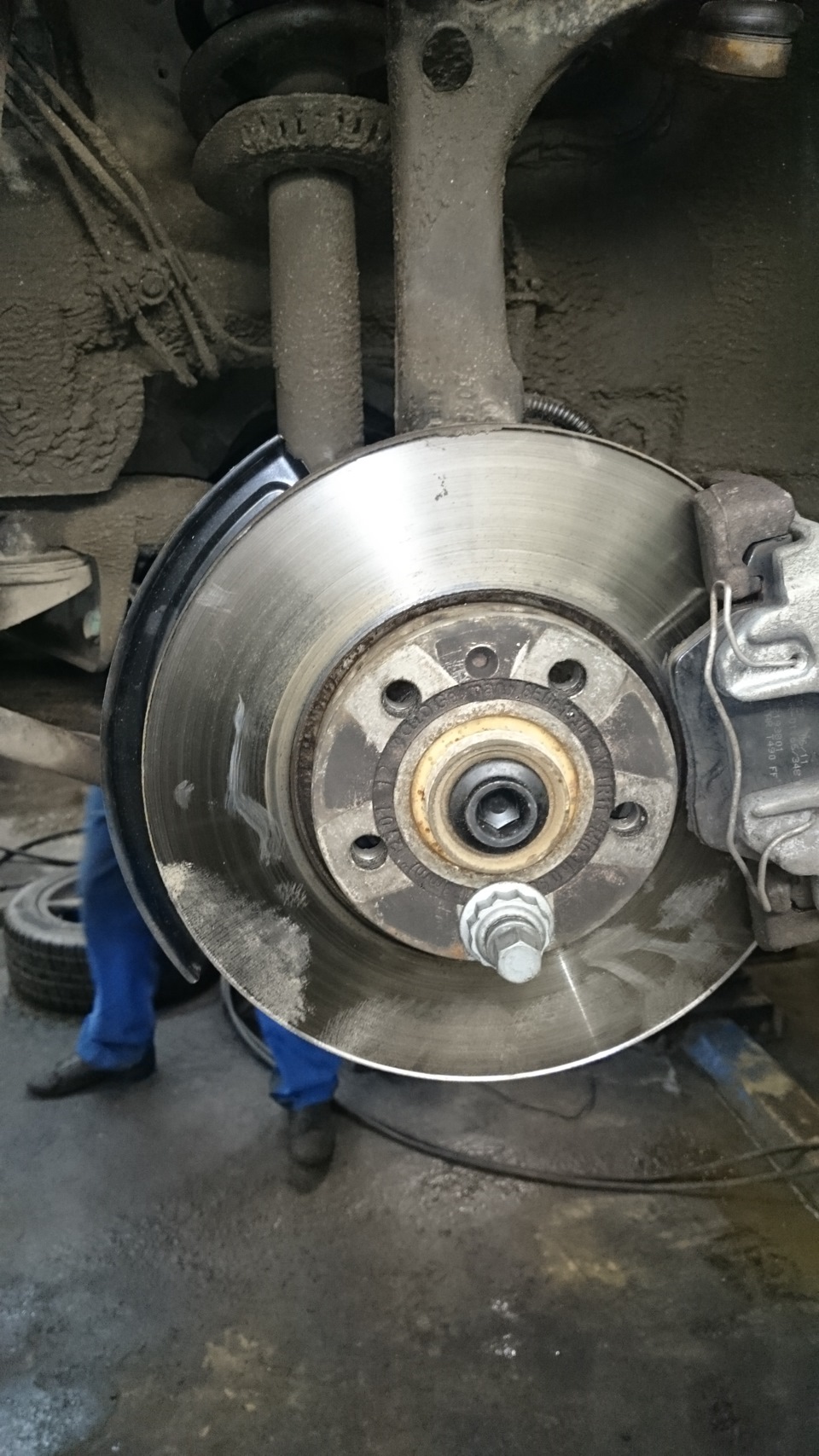 Грязезащитные щитки передних тормозных дисков — Audi A6 (C5), 2,8 л ...