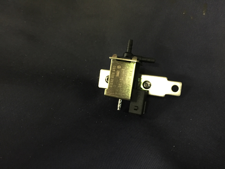 Трехпортовый соленоид (на подобии клапана N75) с уже прикрученной к нему планкой крепления — Skoda Octavia A5 Mk2