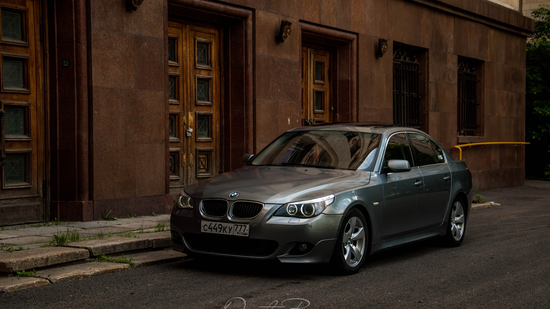 Бмв е60 2.5 бензин. BMW 5 Series (e60). БМВ 525 е60. BMW e60 серая. БМВ е60 сарай.