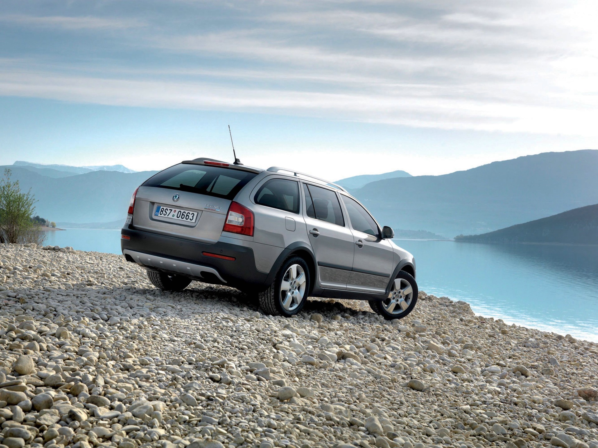 Сравнение Škoda с конкурентами: Audi A4 Allroad, Volkswagen Passat Alltrack