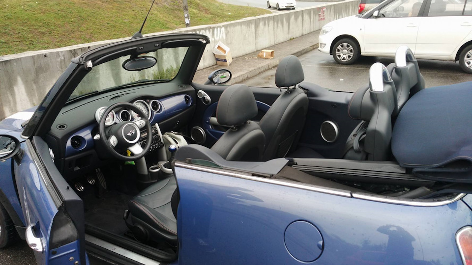 Победил парктроник, но сломался бардачок — MINI Cabrio S Mk I, 1,6 л ...