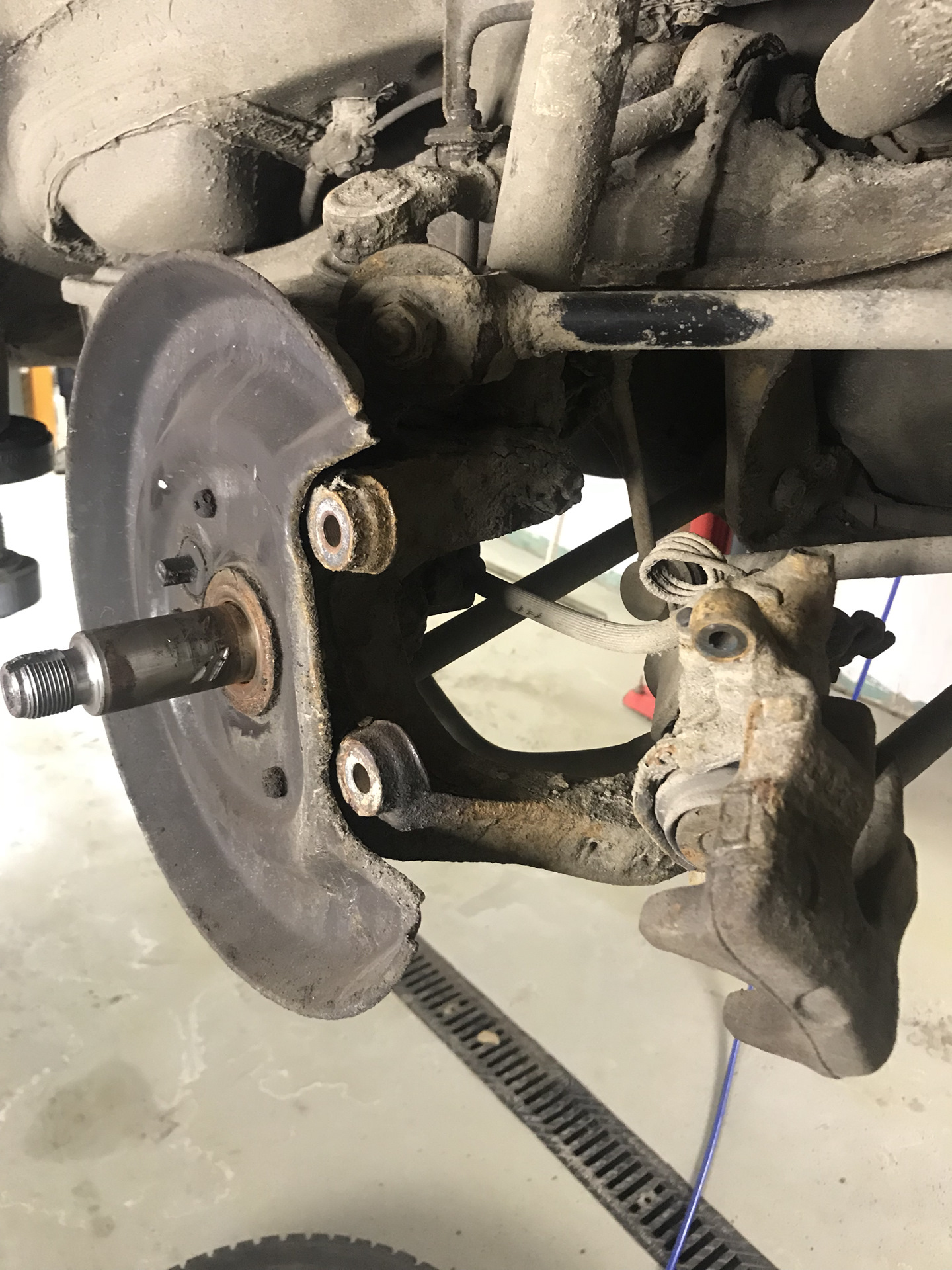 Замена подшипника ступицы, замена выпускного коллектора проточка ...