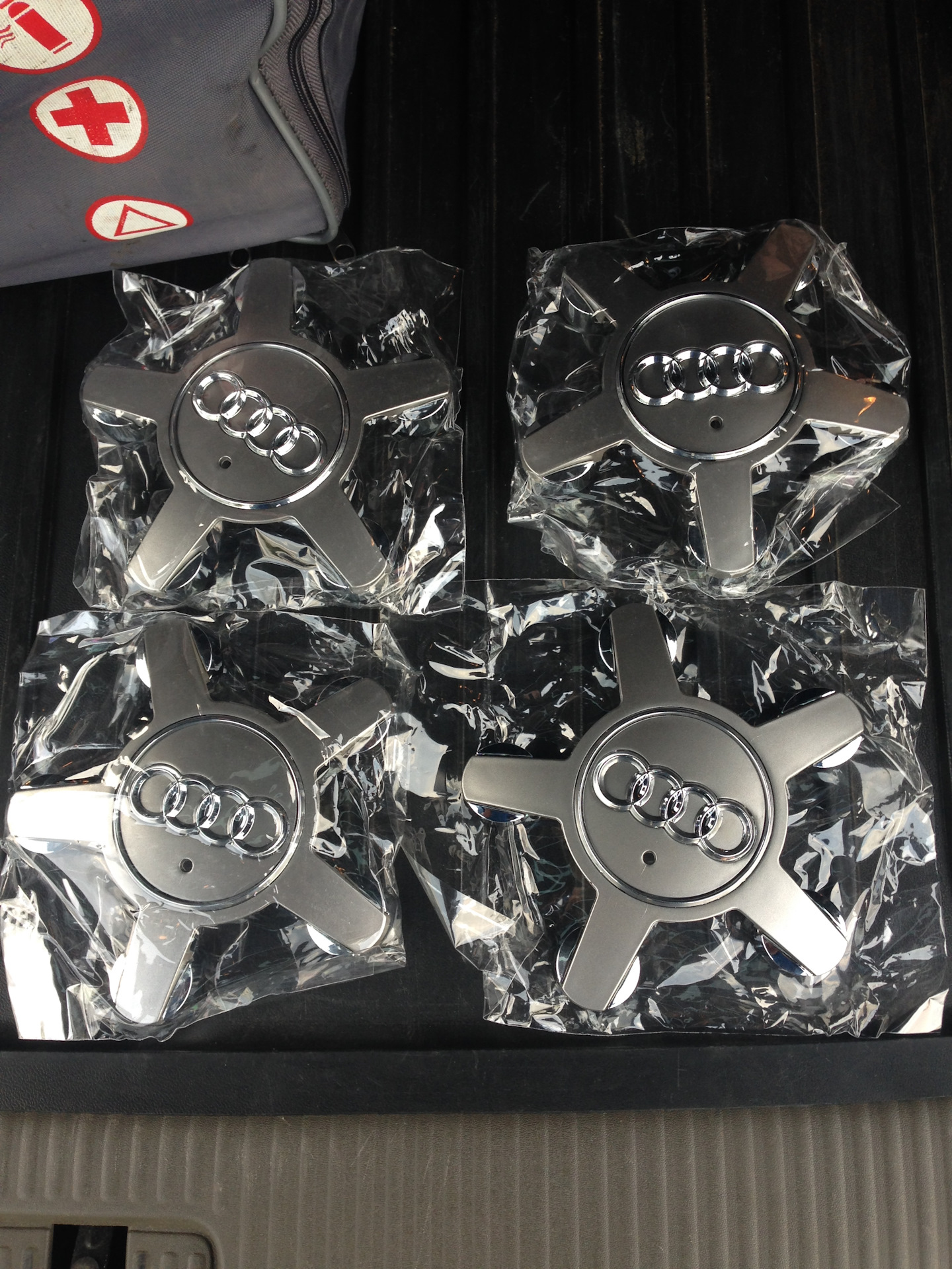 Продам колпачки 4F0601165N для колесных дисков — Audi Q5 (1G), 2 л ...
