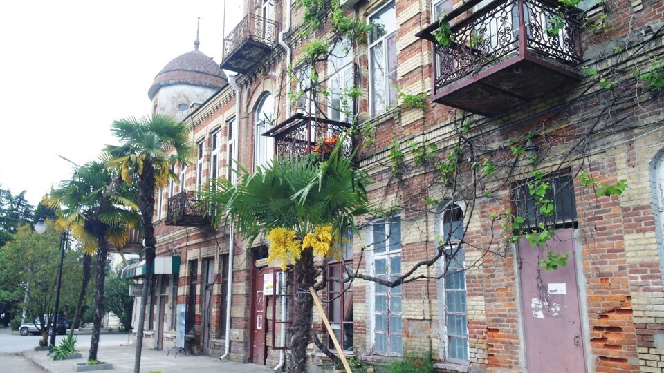 на набережной Сухума — Mitsubishi Pajero (2G)