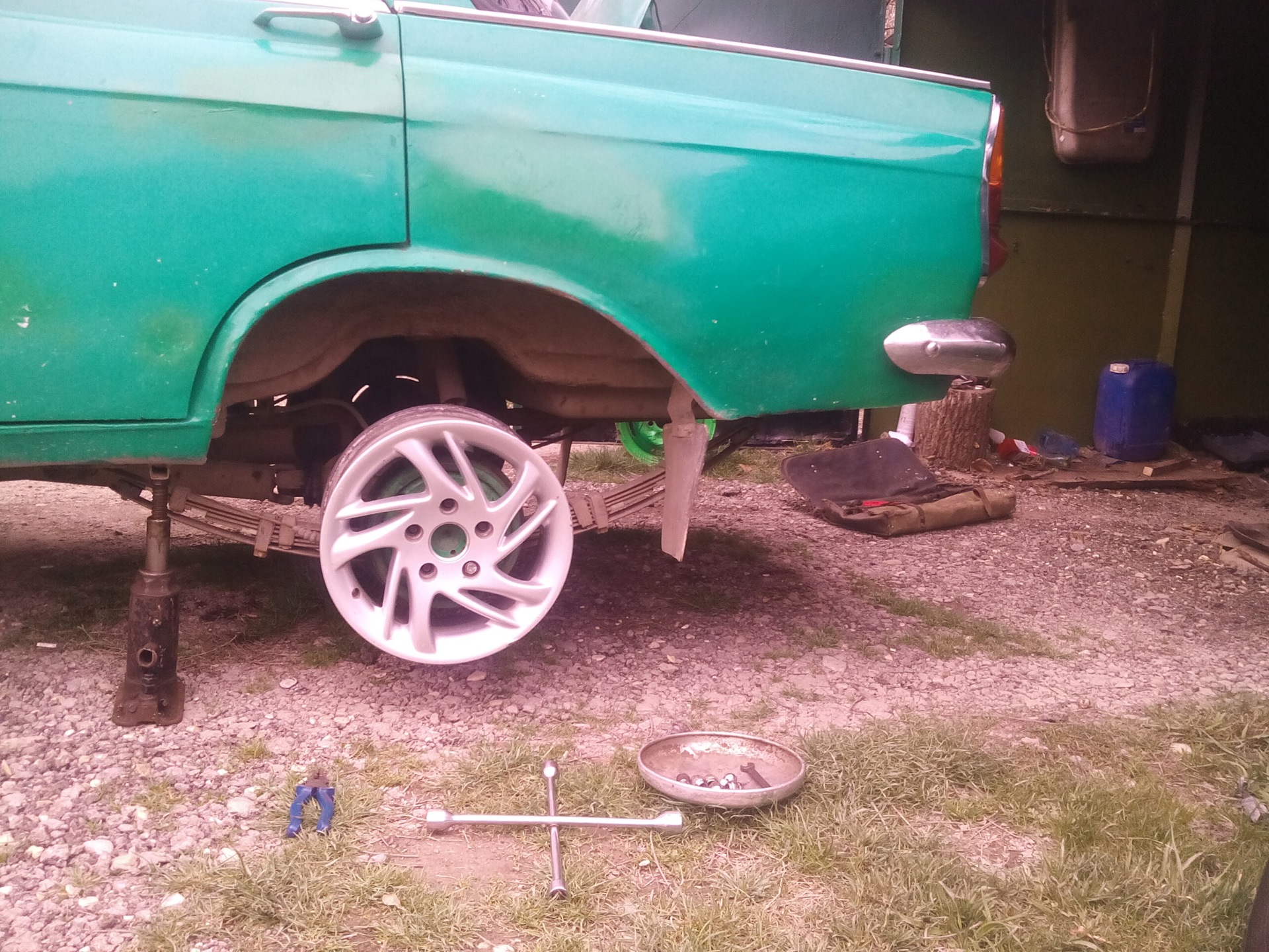 Примерка литых дисков — Москвич 408, 1,5 л, 1967 года | колёсные диски ...