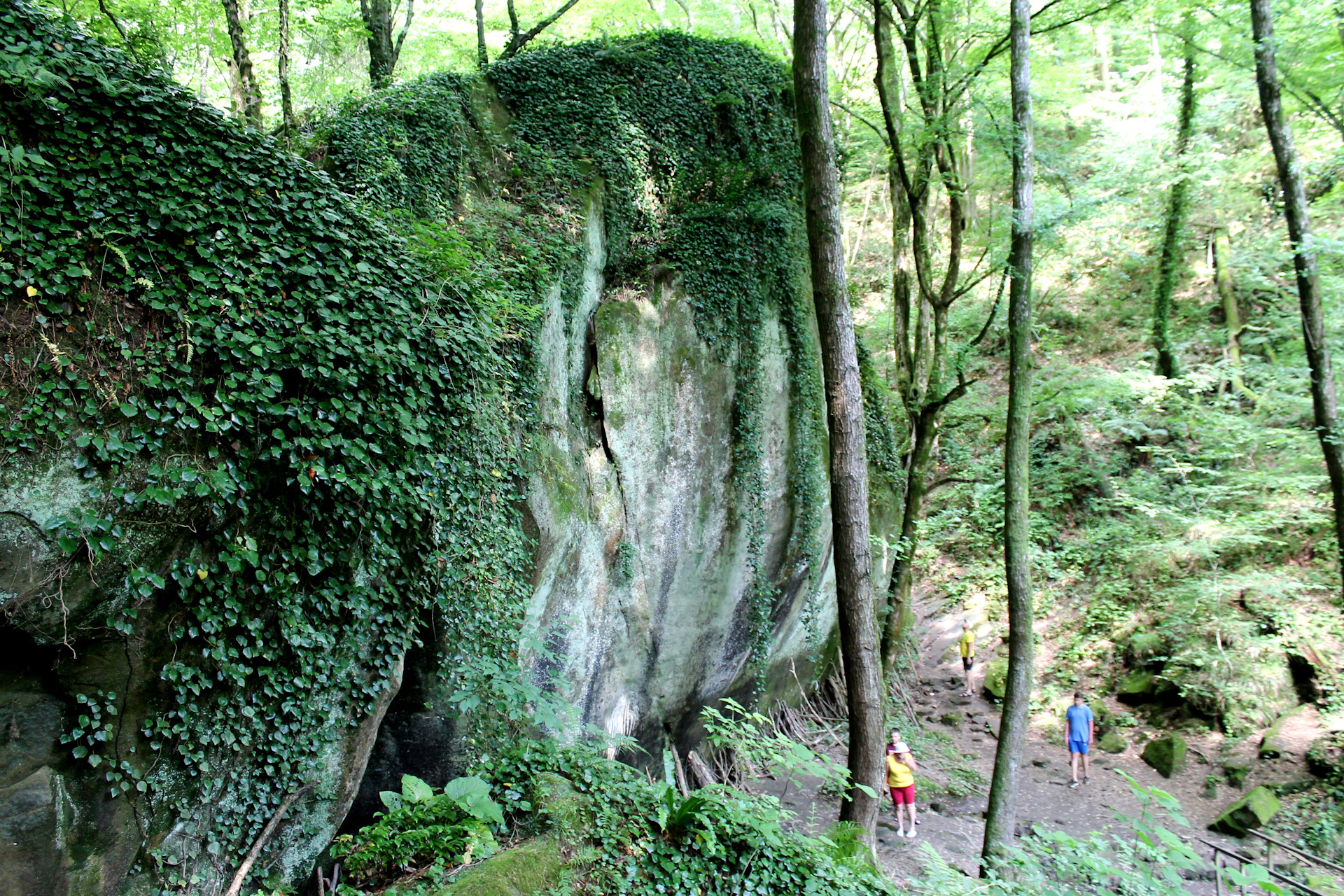 Скала два брата сочи. Волконский дольмен и два брата. Горные братья. Волконское ущелье лазаревское дольмен. Два брата сочи.