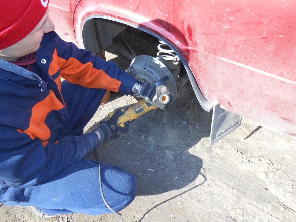 Снимает тормозные барабаны на шестерке — Lada Приора Купе, 1,6 л, 2012 ...