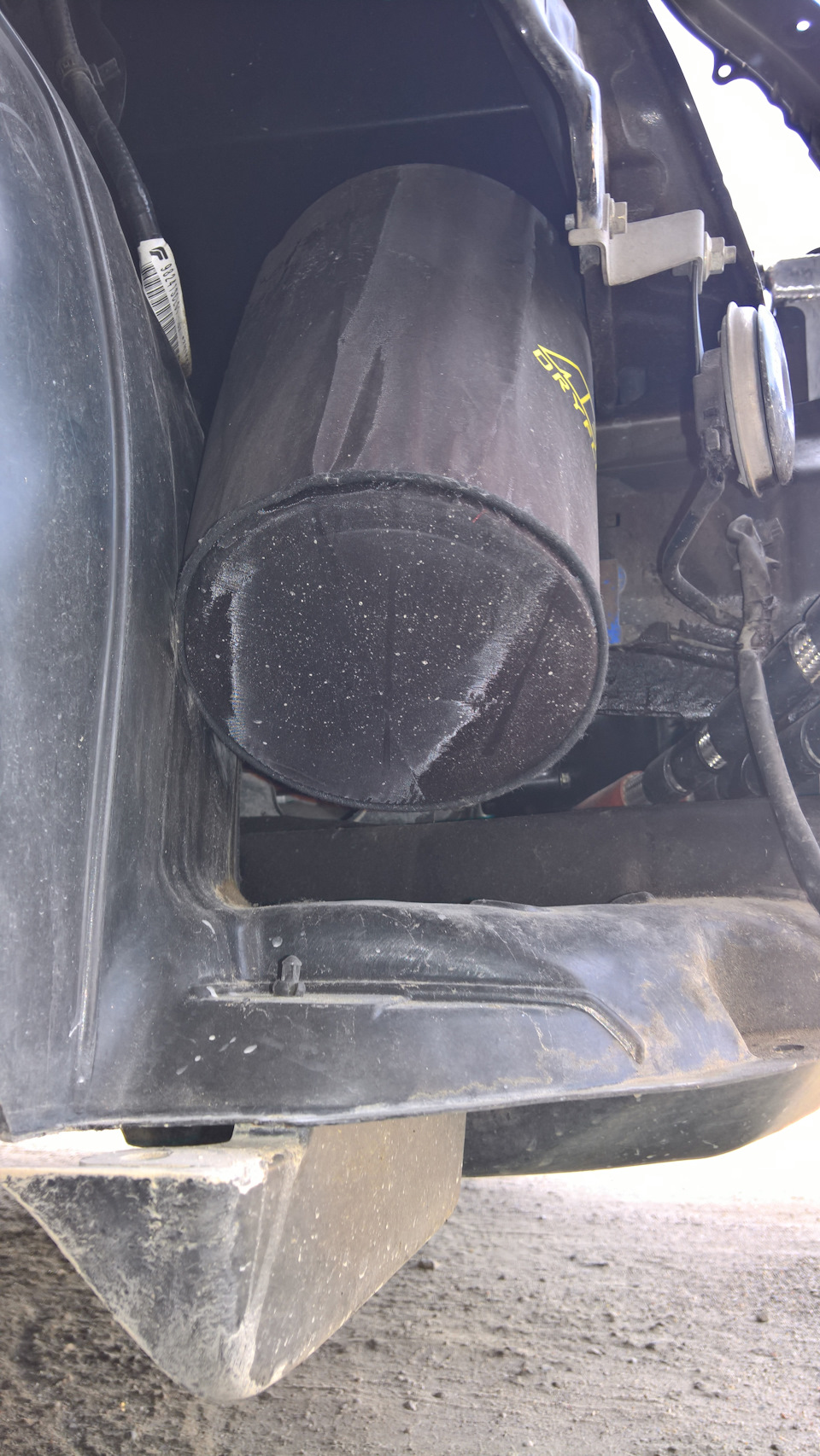 Снизу виднеется впуск AEM. — Subaru Forester (SH)