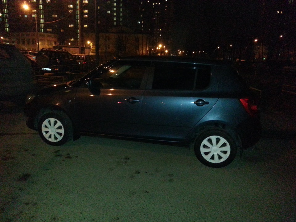 Как она будет на белых дисках? — Skoda Fabia Mk2, 1,4 л, 2011 года ...