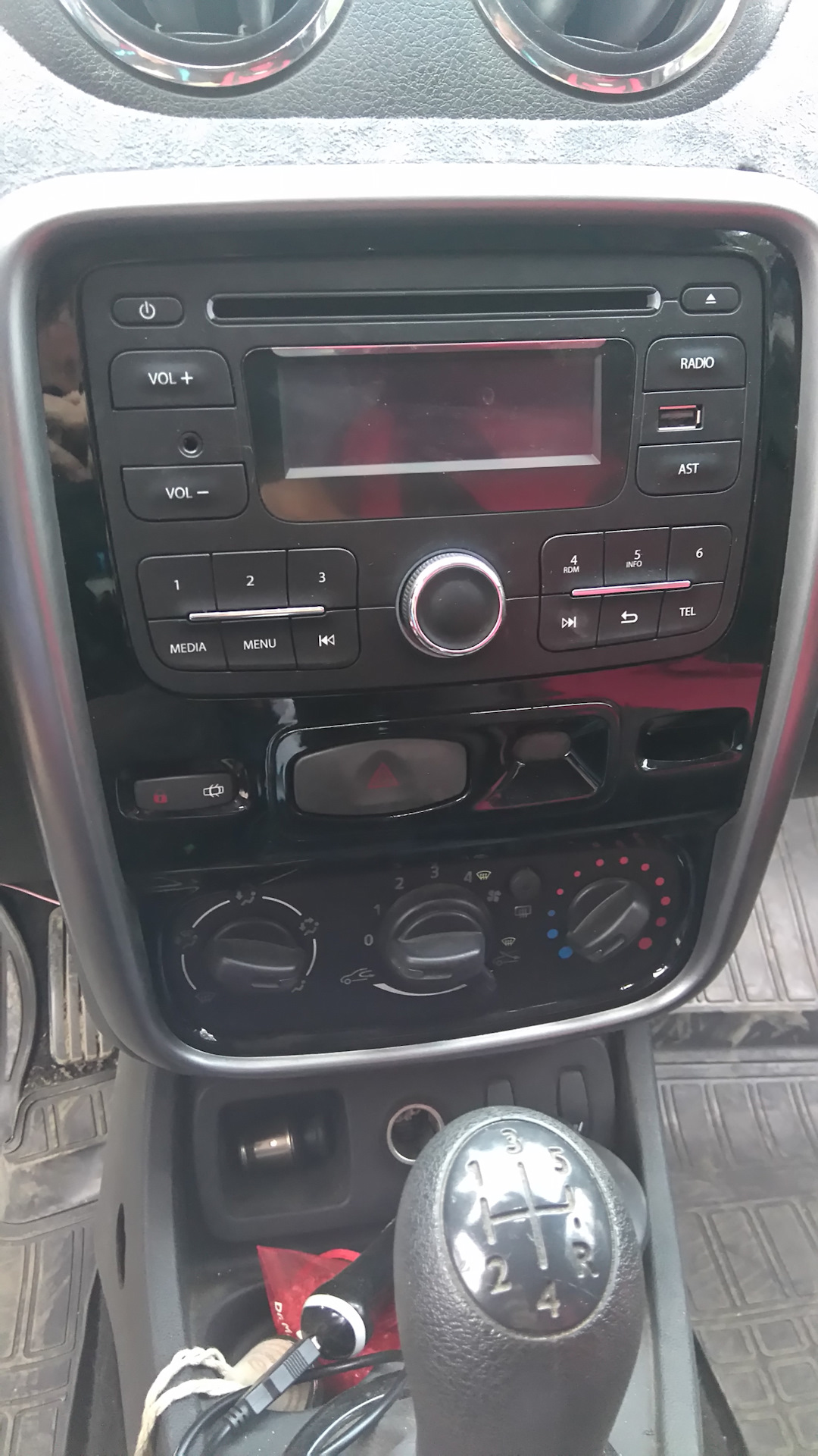 Как снять магнитолу сандеро 1 Штатная магнитола - Renault Sandero 1G, 2 л, 2012 года автозвук DRIVE2
