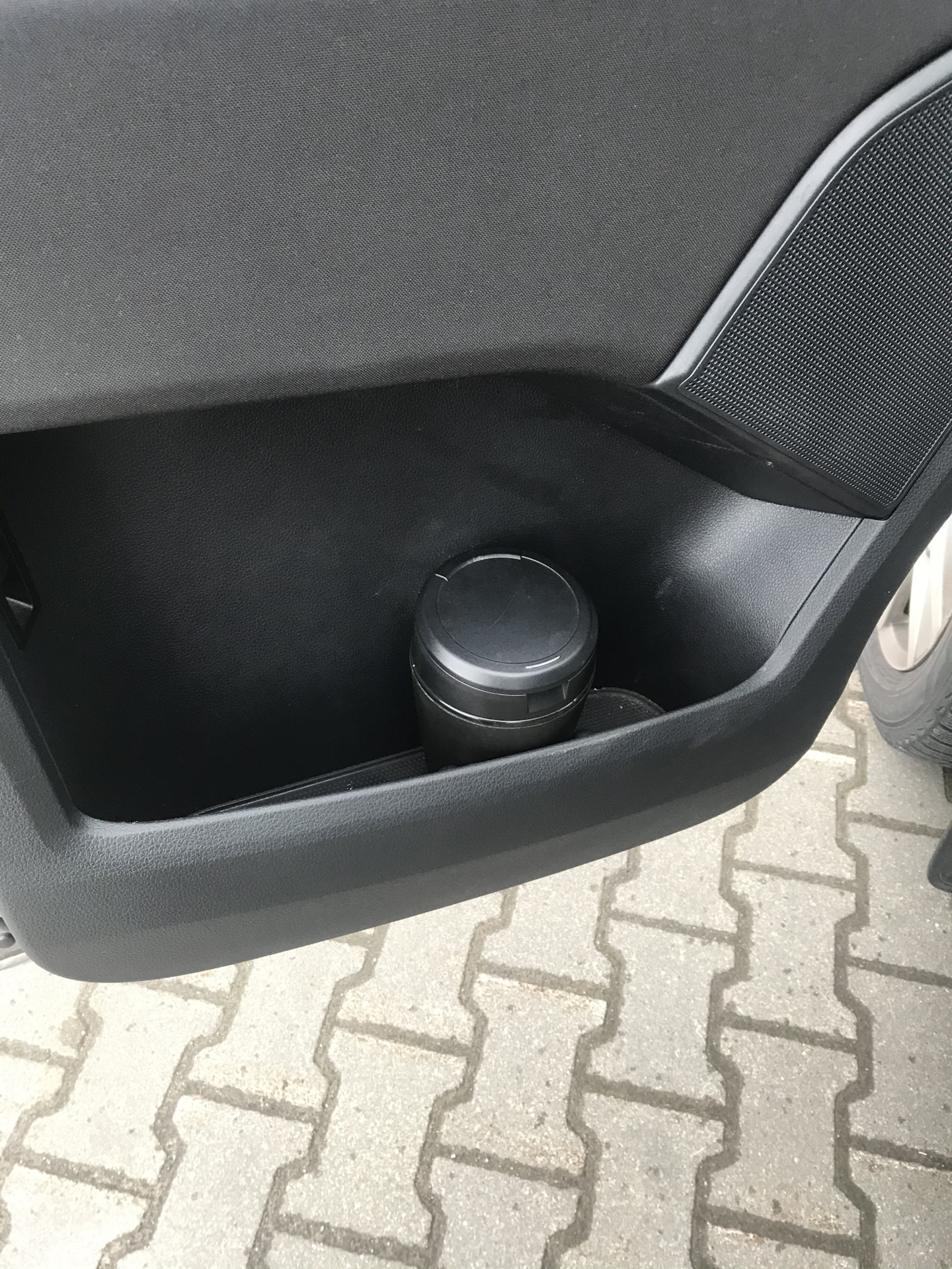 Мусорка в правую дверь — Volkswagen Multivan (T6), 2 л, 2018 года ...