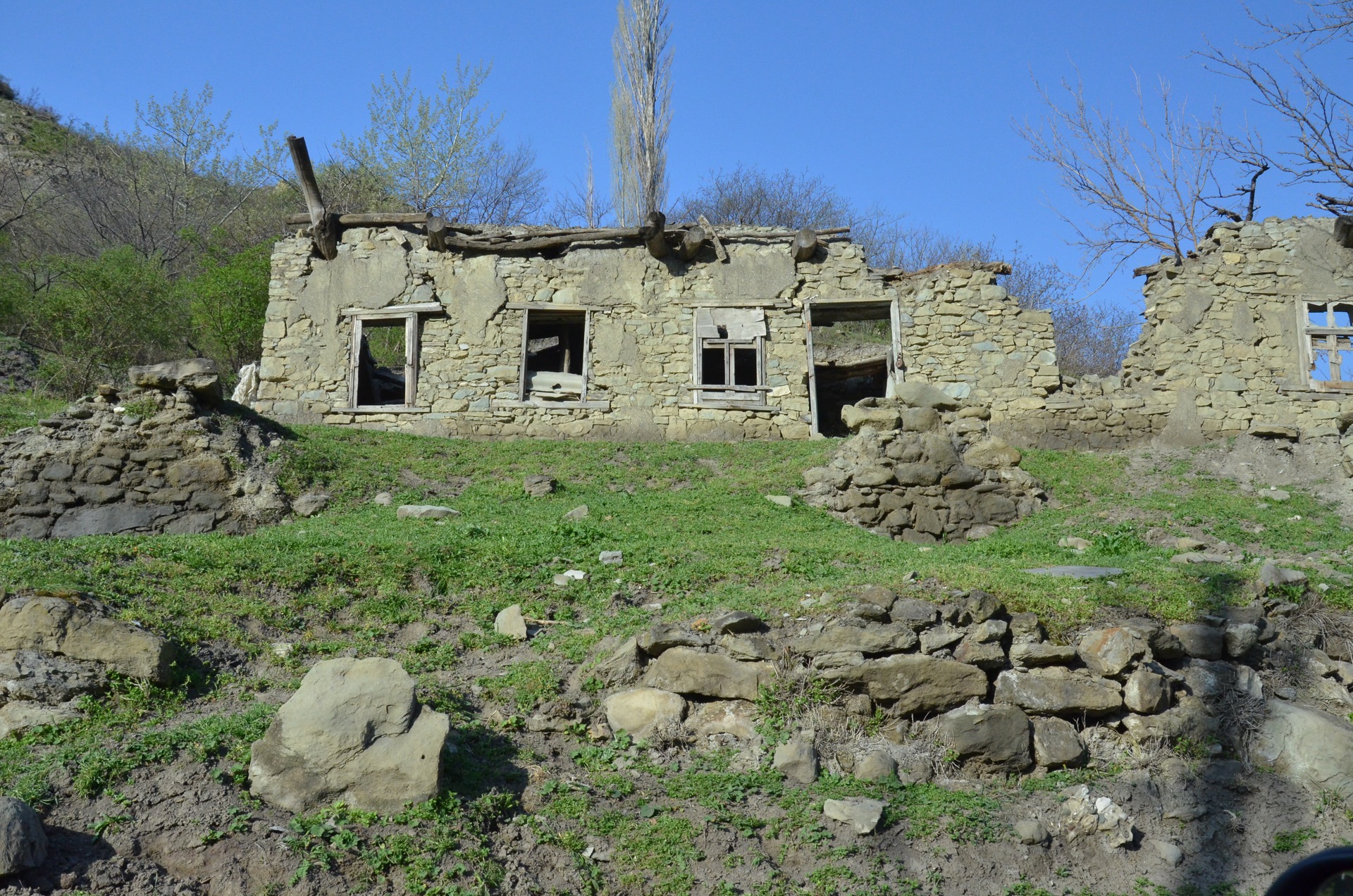 Сакля избербаш. Сакли Дагестана. Дагестанская сакля. Каменная сакля. Горская сакля.