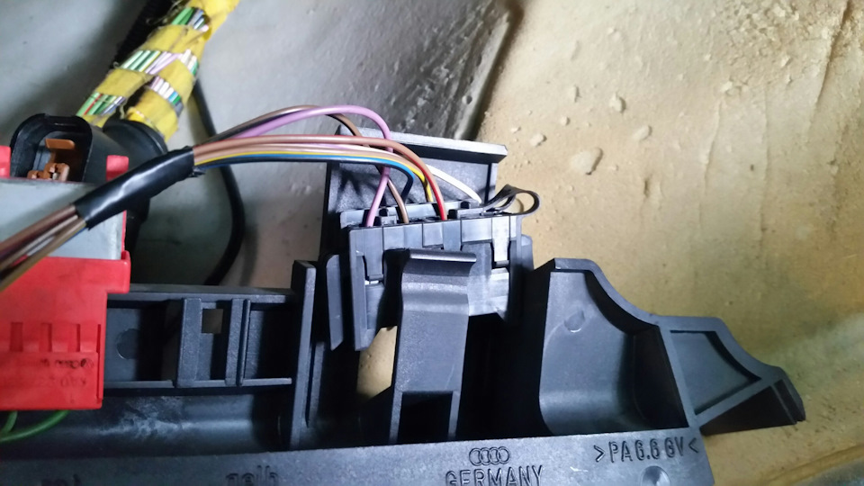Этот разъем расположен на верхней планке над ЭБУ и ни куда не подключен — Audi 100 (C4)