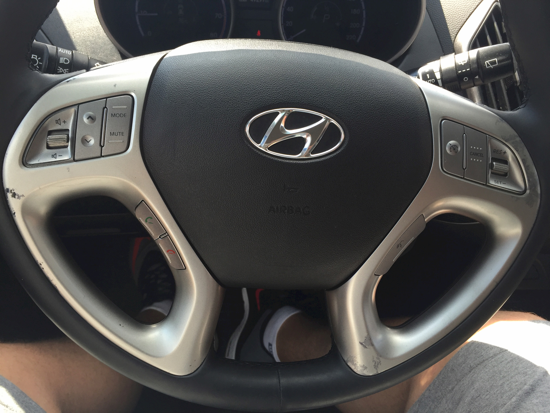 Как снять руль ix35 Помогите найти кнопки или руль в сборе. (Починил) - Hyundai ix35, 2 л, 2013 года