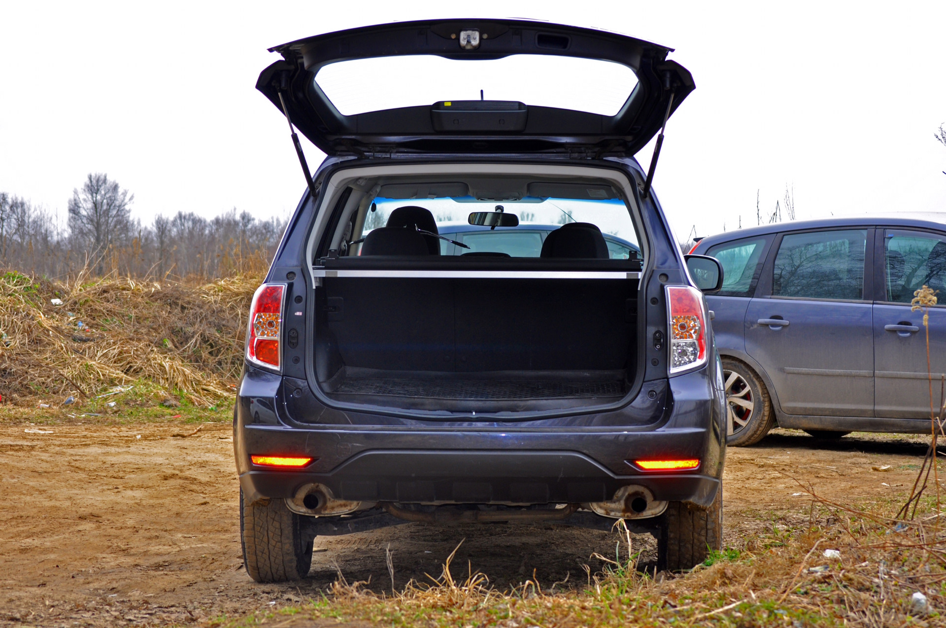 Люк форестер. Багажник Субару Форестер SJ. Subaru Forester SG люк. Fuf;YBR Forester SG. Subaru Forester sh комплектация с люком.