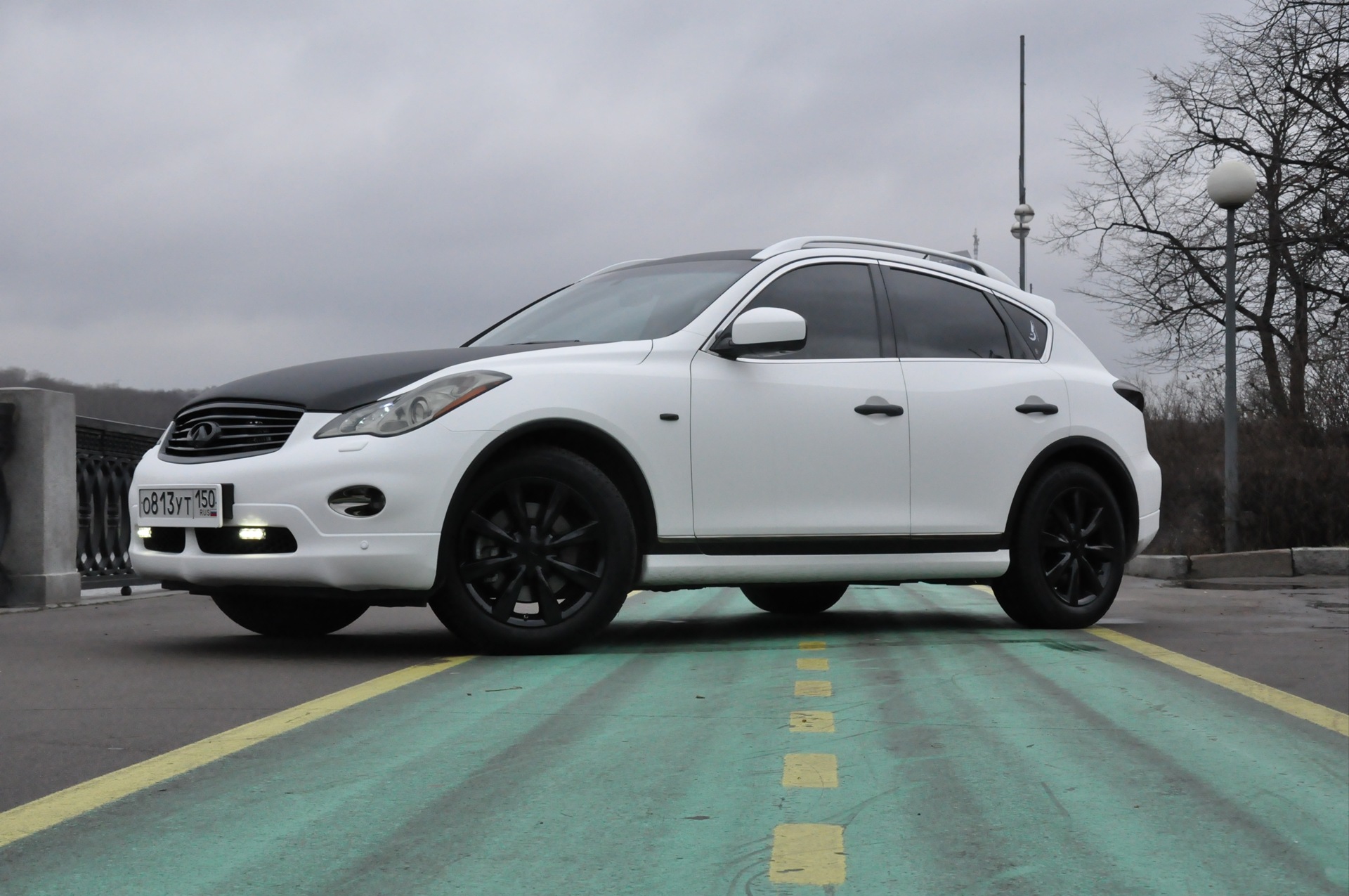 Infinity white. Infiniti ex35 обвес. Обвесы на Инфинити ex35. Черные диски на Инфинити ех 25. Инфинити ex25 белый на черных дисках.