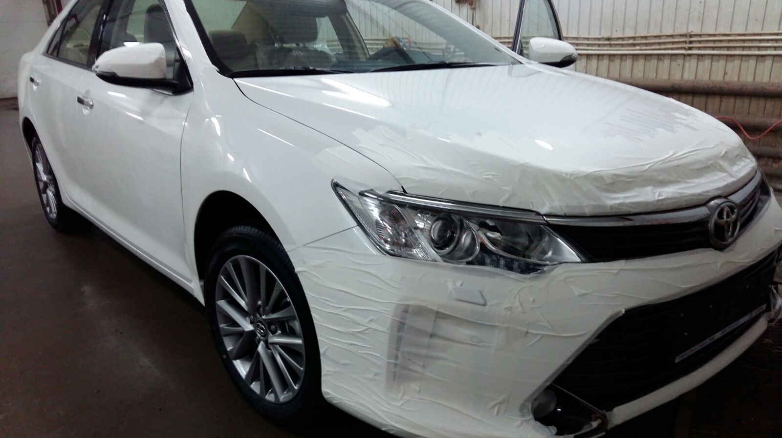 Тойота камри 55 москва. Toyota Camry 55 белая. Камри 55 кузов белая. Тойота Камри 55 кузов антихром белый. Камри 55 белая антихром.