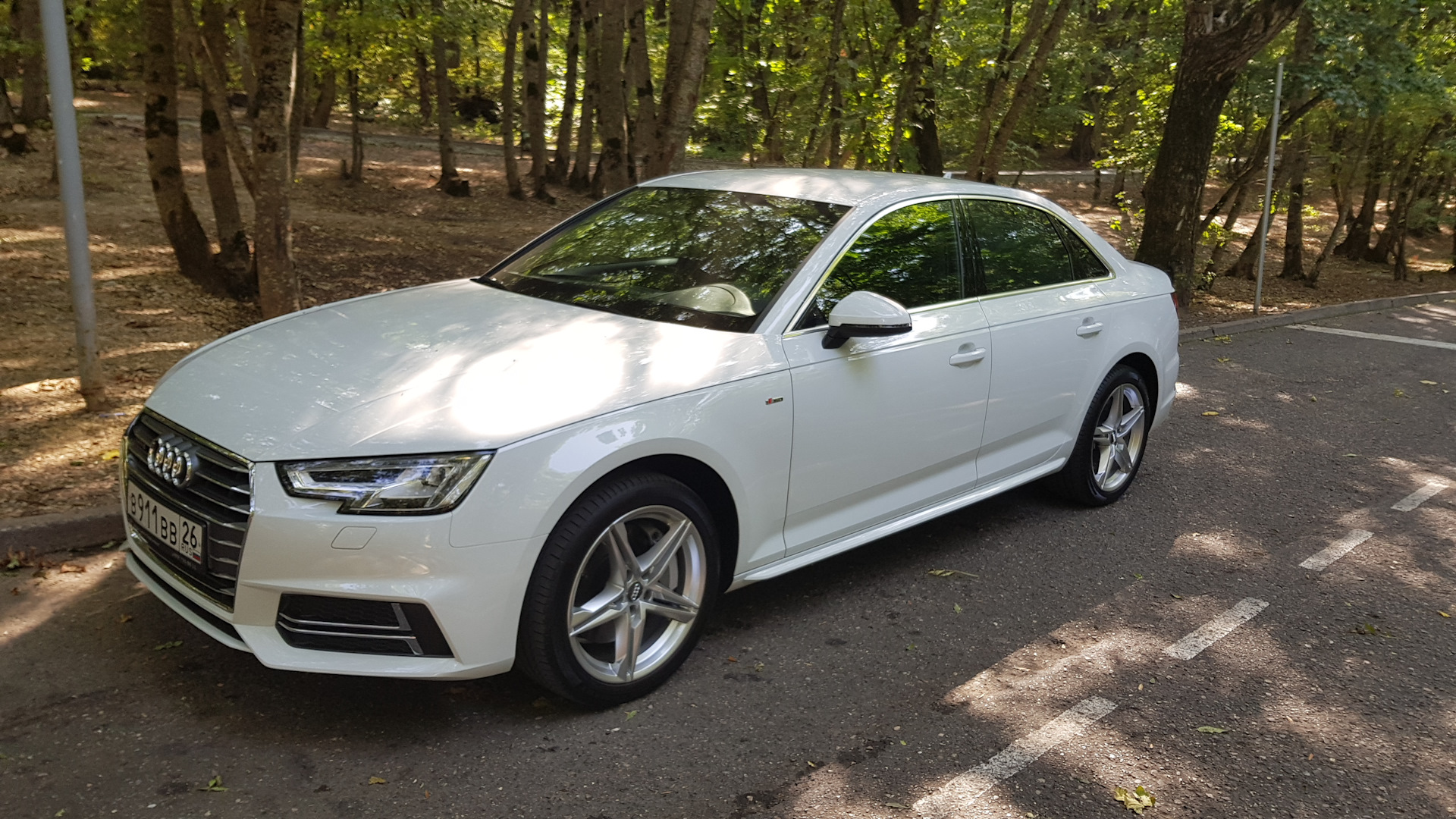 Год белых. Ауди а4 седан белая. Audi a4 b9 White. Ауди а4 седан 2021 белый. Glacier White Audi.