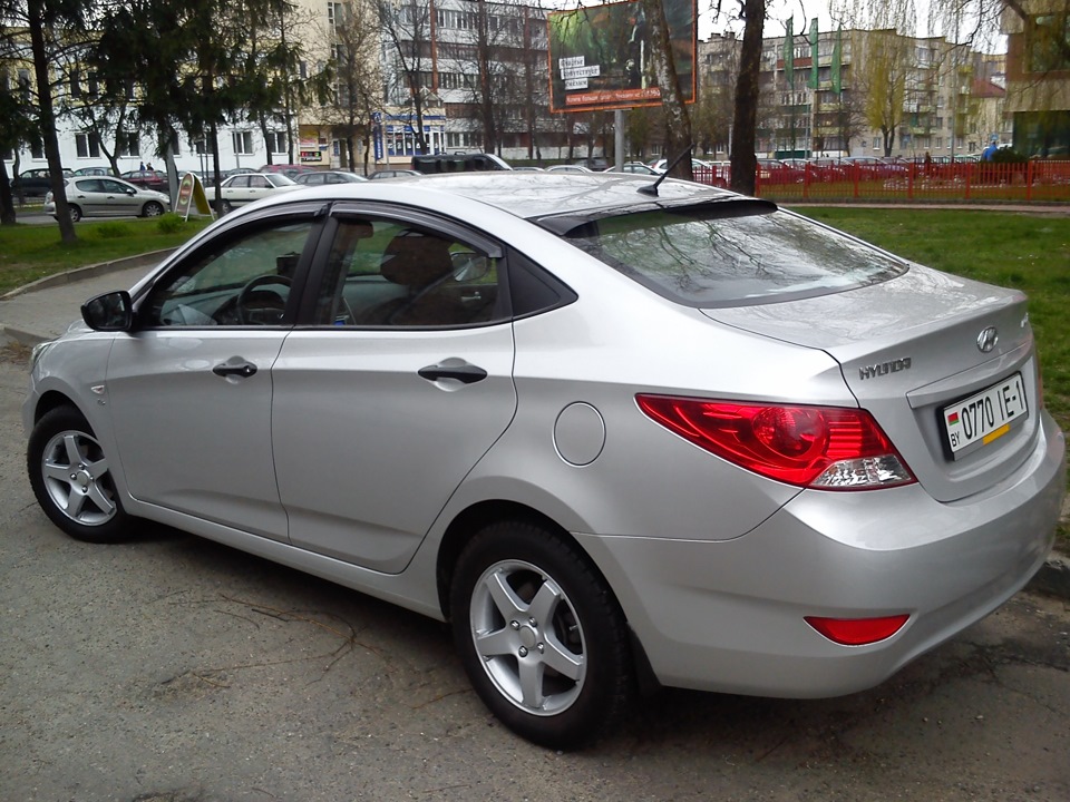 Стекло солярис. Hyundai Accent 2013 года. Солярис акцент 1.6. Hyundai Solaris козырек. Стекла Hyundai Accent 2015.