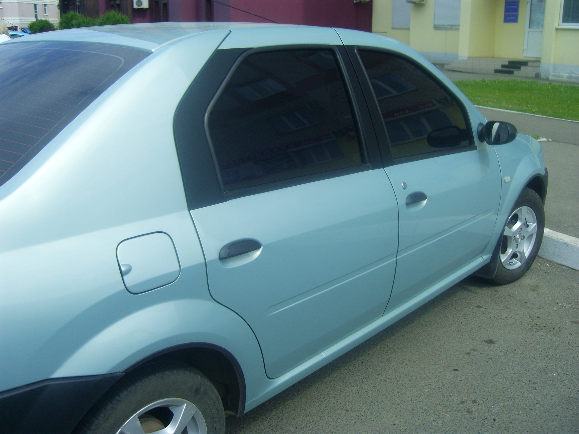 Проклеены стойки дверей чёрной матовой плёнкой. — Renault Logan (1G), 1,4  л, 2006 года | тюнинг | DRIVE2