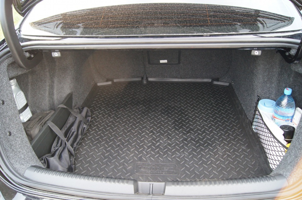 Volkswagen jetta багажник. Багажник Джетта 2. Фольксваген Джетта багажник. Сетка в багажник Джетта 6. Фольксваген Джетта 2012 багажник.