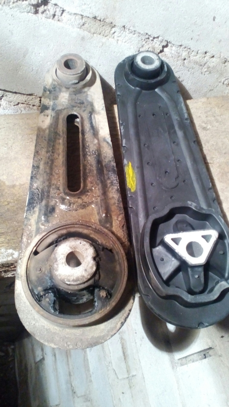 Нижняя опора двигателя под замену — Nissan Qashqai (1G), 2 л, 2008 года ...