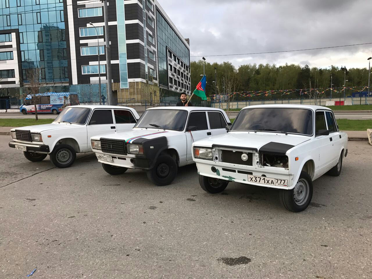 Азе стоит. ВАЗ 2107 AZELOW. ВАЗ 2107 азелов белая. ВАЗ 2107 AZELOW Бродяга. ВАЗ 2107 AZELOW 2 колеса.