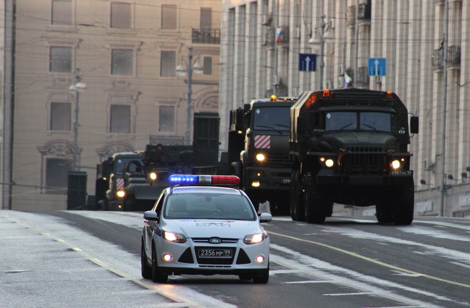 Маи машин. Парад техники ВАИ. Тягачи Москва репетиция парада. Репетиция парада Москва вечер Тверская улица ДПС ВАИ. Мотоцикл ВАИ на параде Победы.