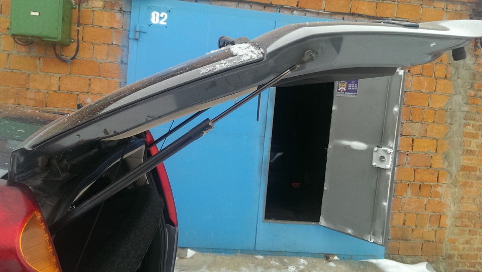 Амортизаторы задней двери — Nissan Note (1G), 1,4 л, 2006 года ...