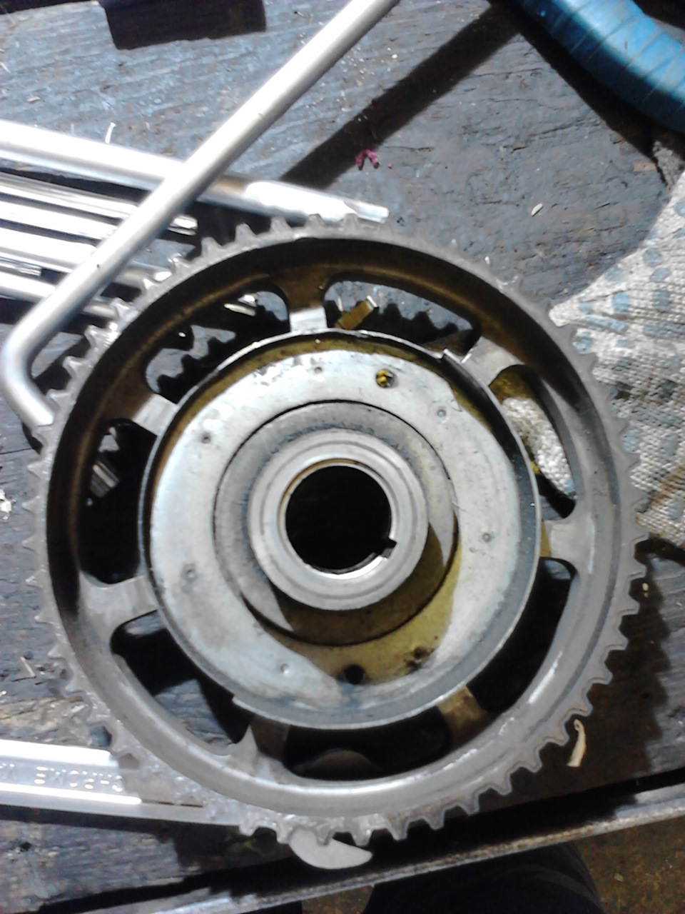 вот все на ней и видно, обратная сторона шестерни — Volkswagen Passat B5