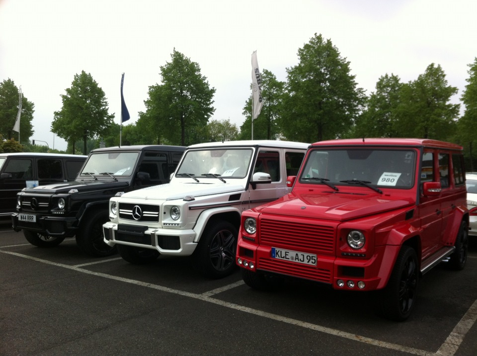 Много гелендвагенов. Brabus 5.8. Красный Гелик. Бело-красный Гелик. Гелик разных цветов