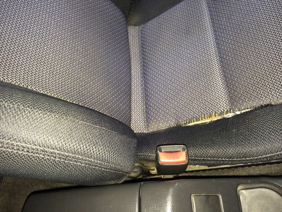 Салон в плачевном состоянии решили обтянуть сиденья в эко-кожу ...