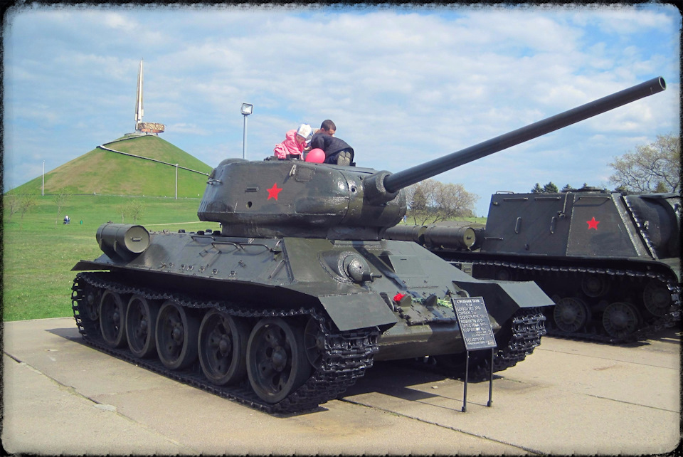 Рядом с парковкой маленький музей под открытым небом. Полдюжины единиц бронетехники, по которой можно полазить, несколько пушек. — Москвич 408