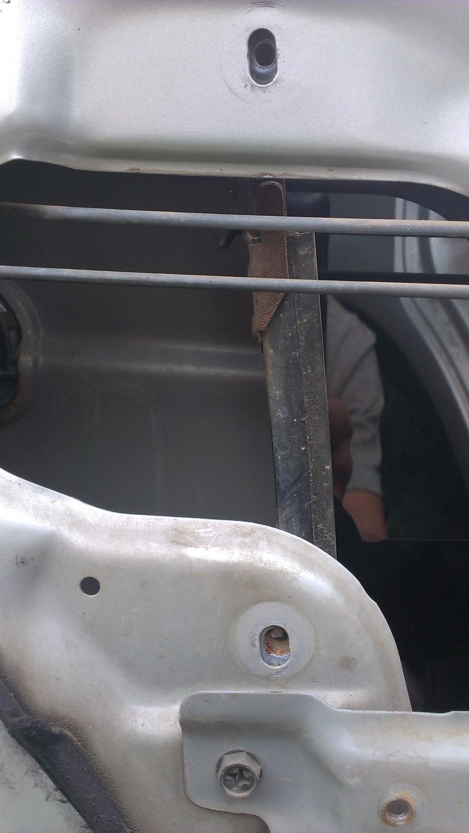 Замена стекла задней двери или берегись бензотриммера — DRIVE2