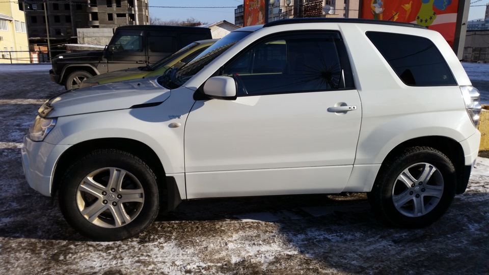 Suzuki Grand Vitara белая