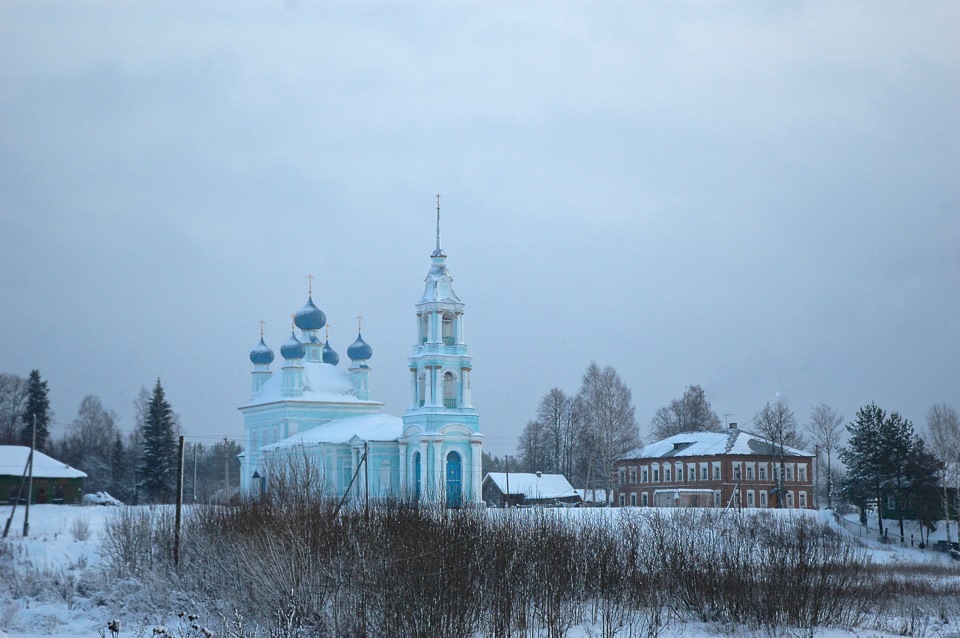 Храм цвета неба. Церковь Введения во храм Пресвятой Богородицы на Виге. с.Введенское. — УАЗ Patriot
