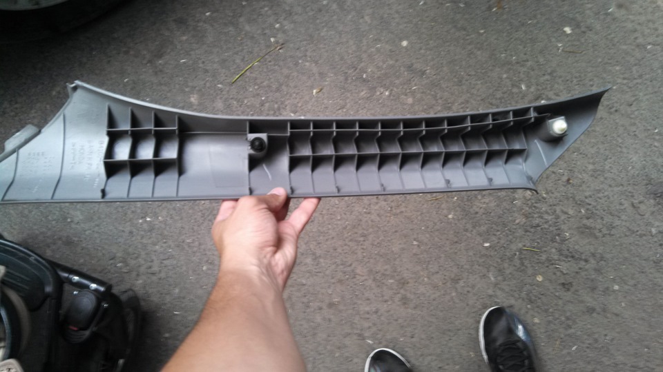 Правая пластмассовая стойка немного дребезжит в нижней части. Сверху белая клипса, снизу черная (наверно не оригинальная, так как она жестче белой и оочень хорошо гуляет в своем пазу, хотя на левой стойке такая же картина) — Honda HR-V (1G)