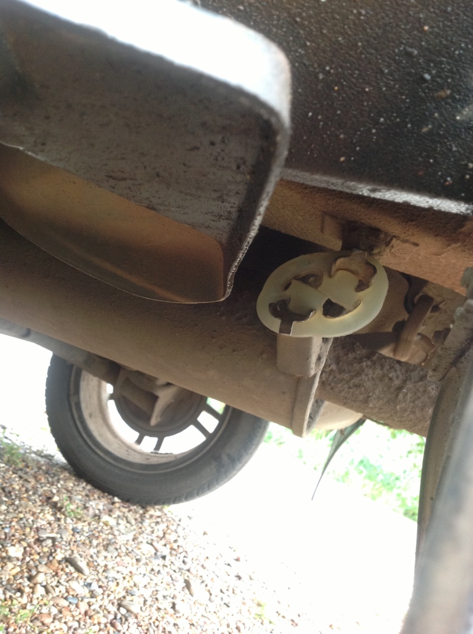 Крепление подвес глушителя ваз 2114. Хомут глушителя ваз 2115 карбюратор. Болты на глушитель ваз 2114. Хомут глушителя ваз 2114 артикул. Кронштейны крепления глушителя ваз 2109.