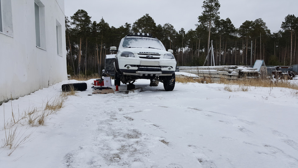 Амортизаторы bilstein на ниву шевроле. 4c42aa5s 960. Амортизаторы bilstein на ниву шевроле фото. Амортизаторы bilstein на ниву шевроле-4c42aa5s 960. картинка Амортизаторы bilstein на ниву шевроле. картинка 4c42aa5s 960. Решил заморочиться в эти выходные и поставить пружины с Мерседеса МЛ500 на свою Шевроле Ниву) По времени вышло не так уж долго, делал все вместе с другом, справились, потратив где-то по 1.5 часа на каждую сторону. Самое суровое было лежать и стоять на коленях на бетонной плите зимой…( Сняли колесо с левой стороны
