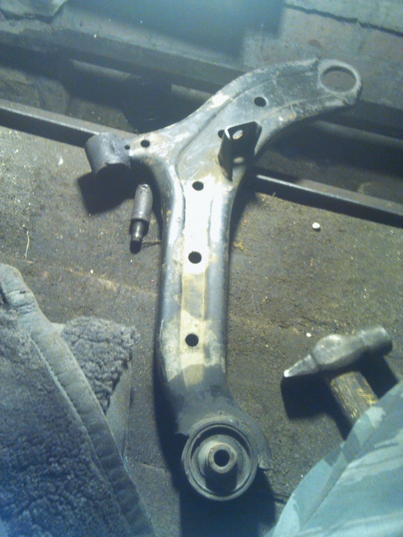 Задний рычаг акцент. Замена рычага акцент drive2. Сайлентблок land cruiser 200. Замена переднего сайлентблока акцент. Передние сайлентблоки хендай акцент.