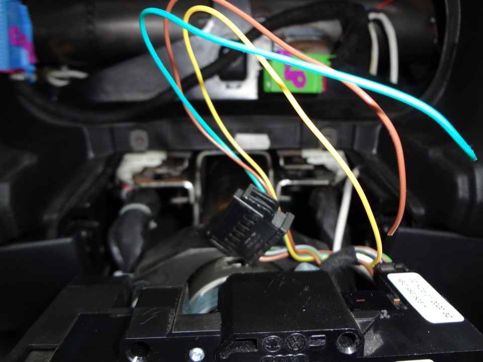 для работы МФА надо подключить 4 провода в разьем приборки — Volkswagen Golf Variant (Mk4)