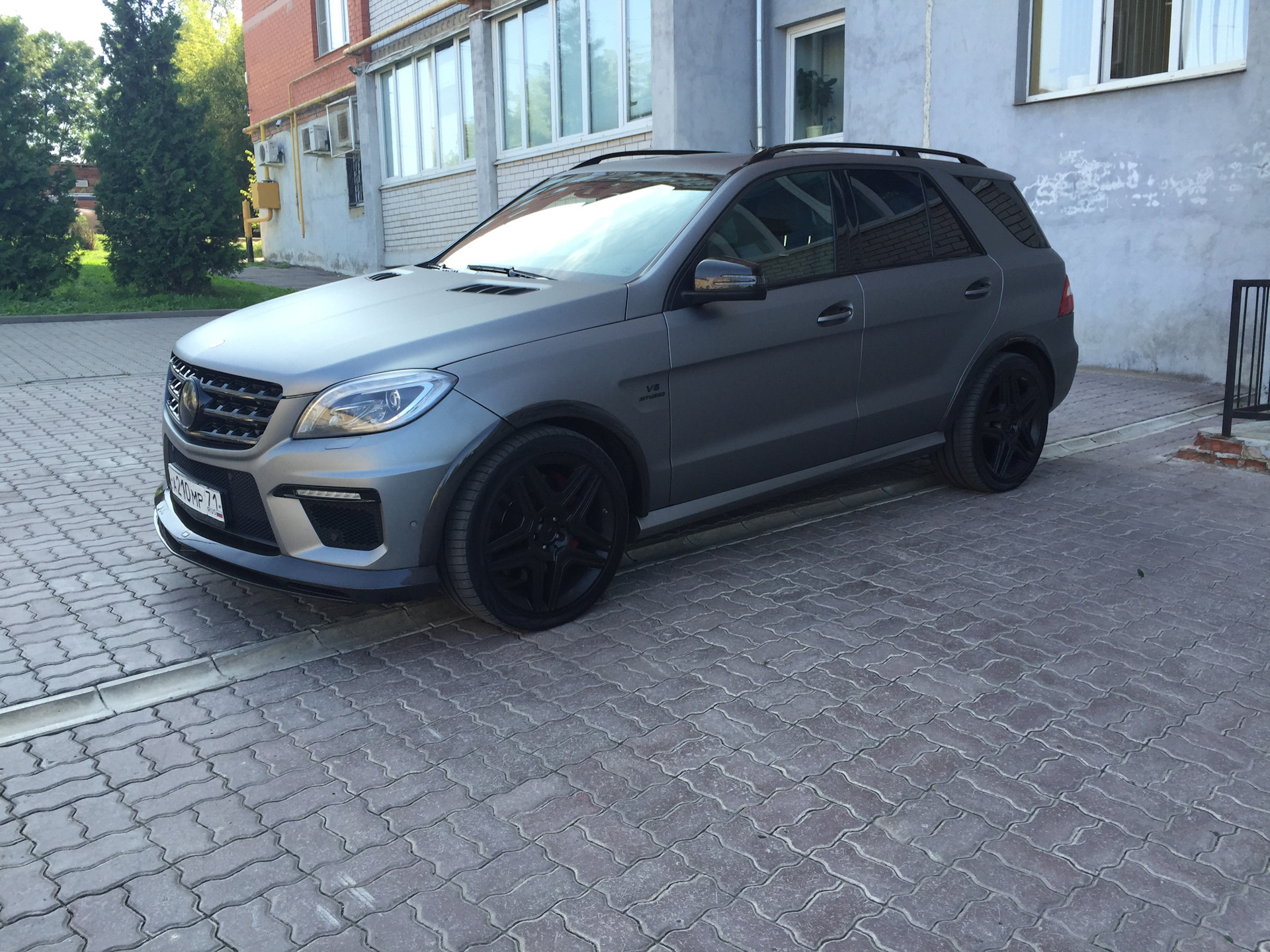 Хром gls. Mercedes ml 63 AMG матовый. Ml w166 AMG. Mercedes ml 166 AMG. Ml 63 AMG w166.