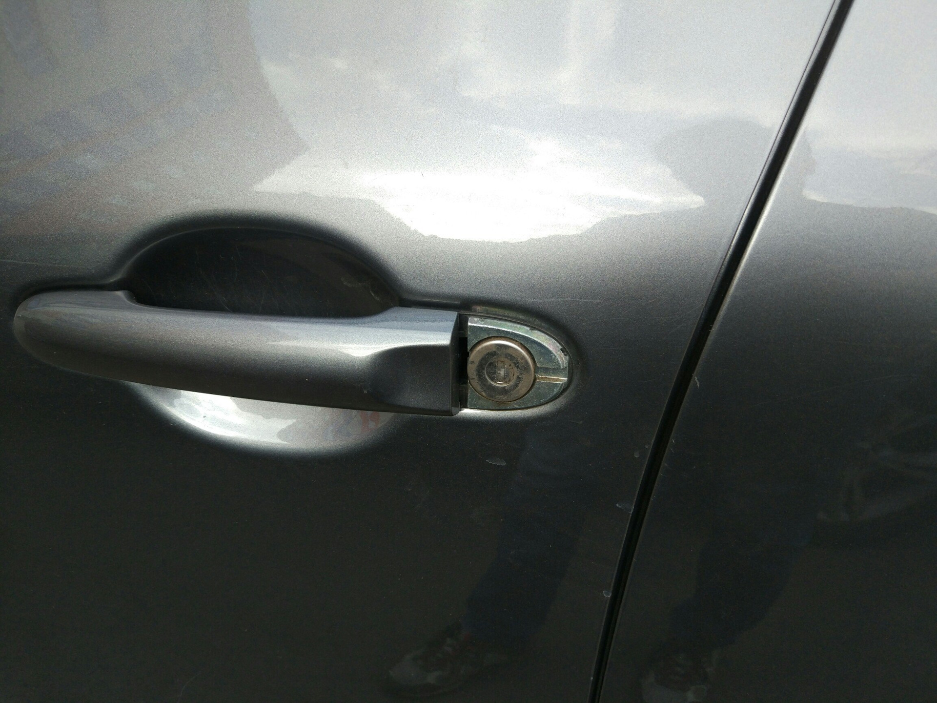 Левый передний дверь ниссан кашкай. Ниссан Juke личинка замка. Заглушка личинки замка двери Nissan Qashqai. Ниссан Жук заглушка замка. Nissan Juke 2012 накладка на замок двери.