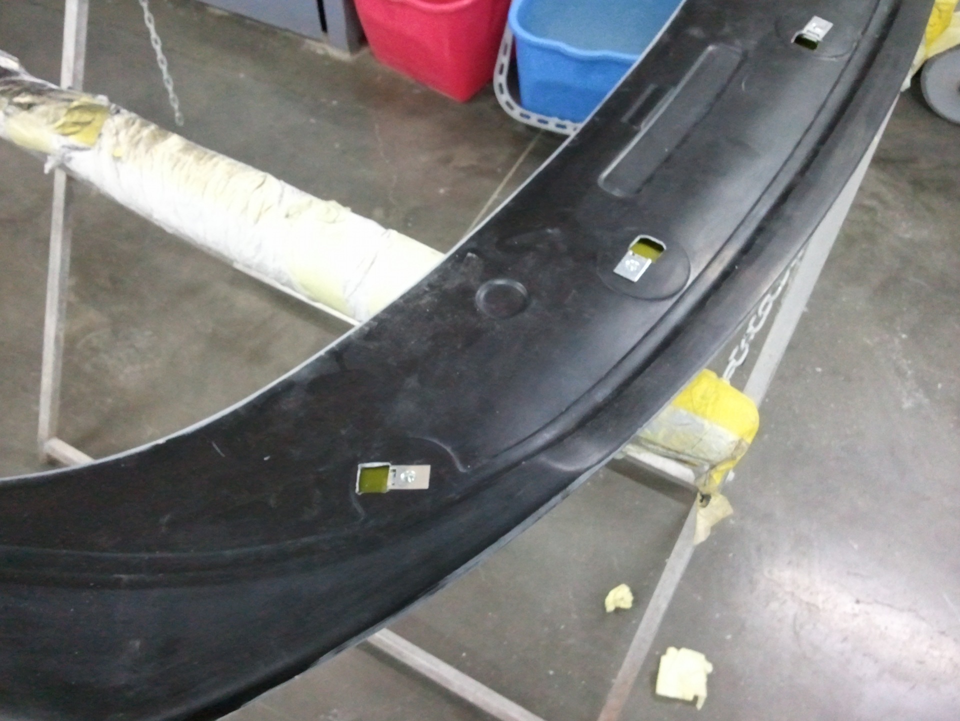 Как крепится спойлер. Лансер 10 отверстие под спойлер. Как крепится спойлер. Спойлер на крышу нива 21214. Спойлер киа соренто 2.