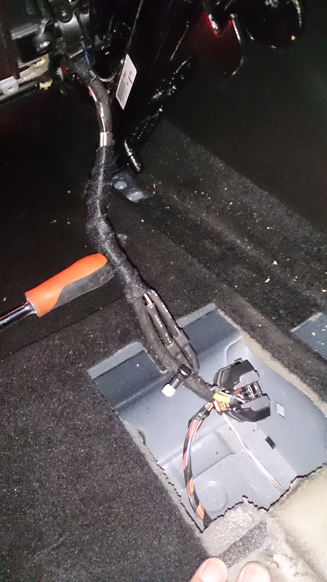 Радиостанция под пассажирским сиденьем ац-40. Passat b5фишка розовая пд пассажирким сиденьем. Разъём сиденье toyota prado 120. Под пассажирским. Honda civic 4d вода под водительским ковриком.