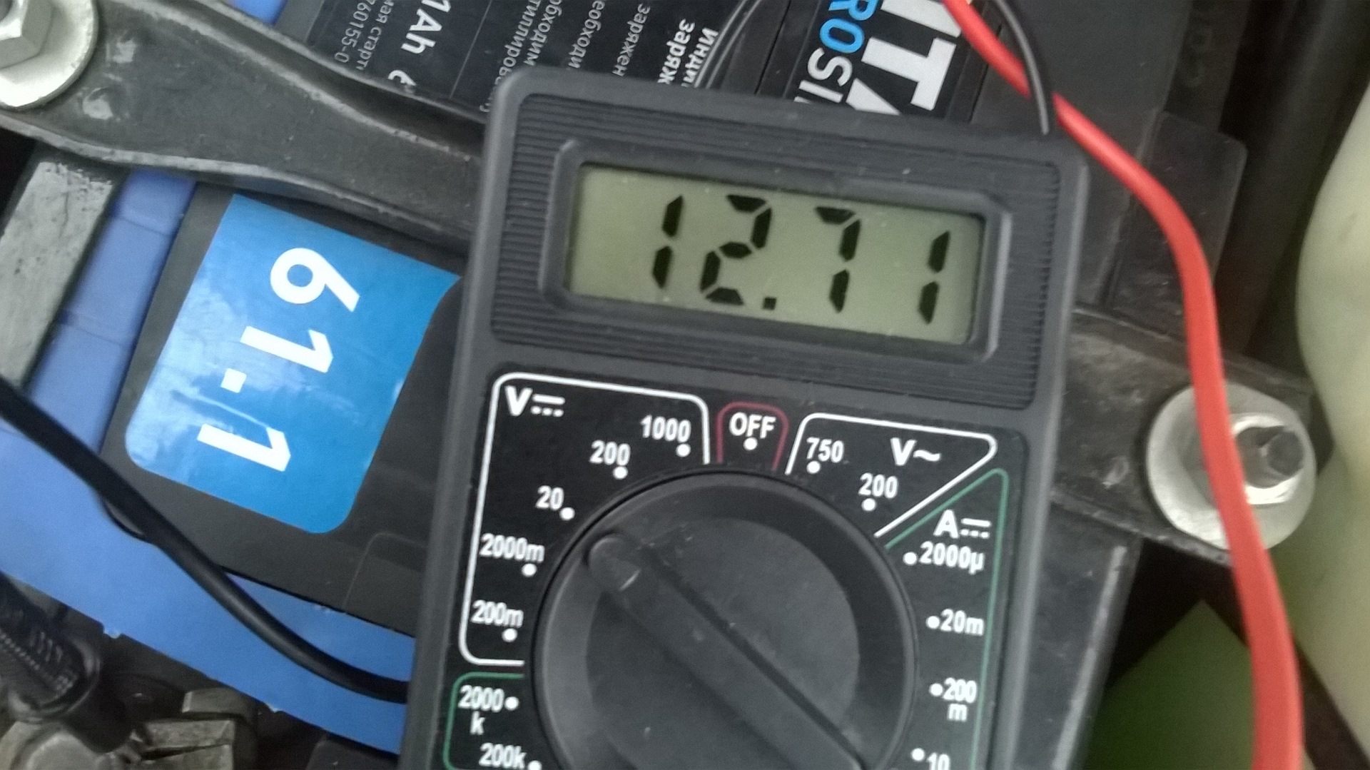 Напряжение на клеммах аккумулятора. Измерение напряжения мультиметром аккумулятора автомобиля. Напряжение на клеммах акб. Замена аккумулятора l200. Тест акб нагрузочной вилкой таблица.