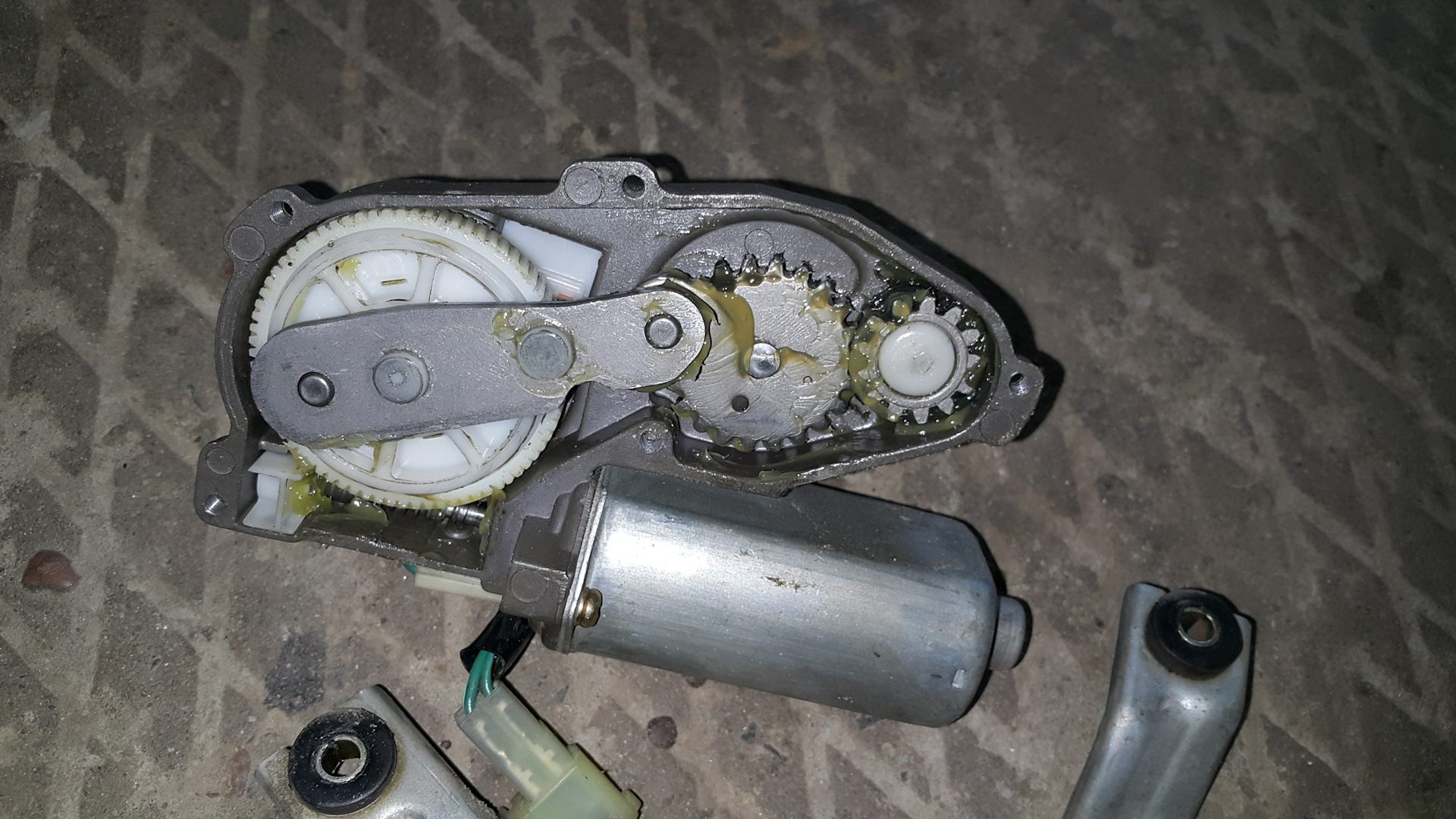 Задний дворник хонда авансир. Механизм заднего стеклоочистителя 1119. Механизм заднего стеклоочистителя. Honda cr-v концевик заднего дворника. Задний дворник тойота королла 100.